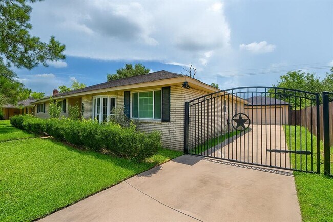 Building Photo - 5951 Beaudry Dr