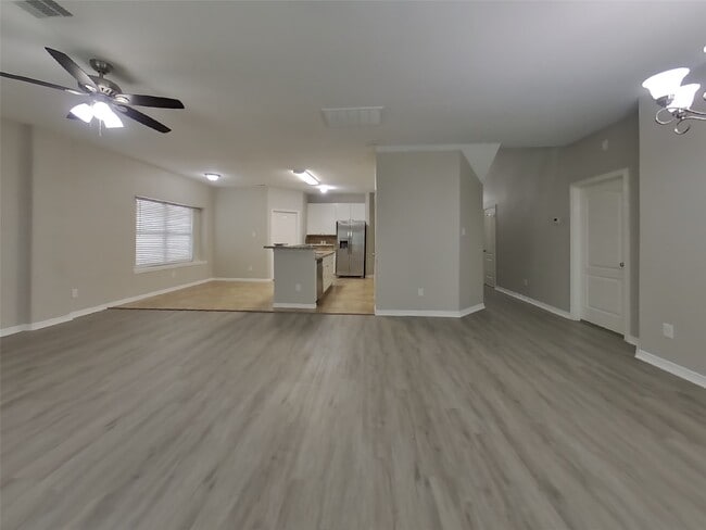 Building Photo - 8026 N Tarrytown Crossing Dr