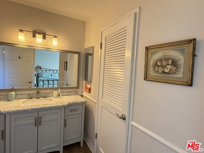 Building Photo - 30556 Rainbow View Dr