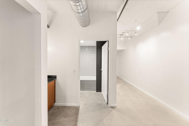 Building Photo - 530 S Hewitt St