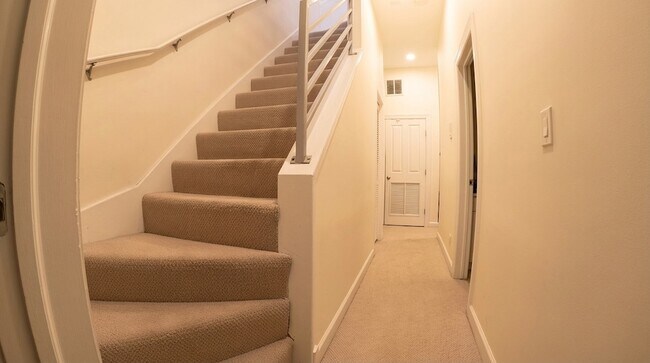 Building Photo - 2140 W Schiller St