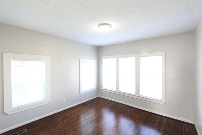 Building Photo - New On The Market with Fresh Updates!!