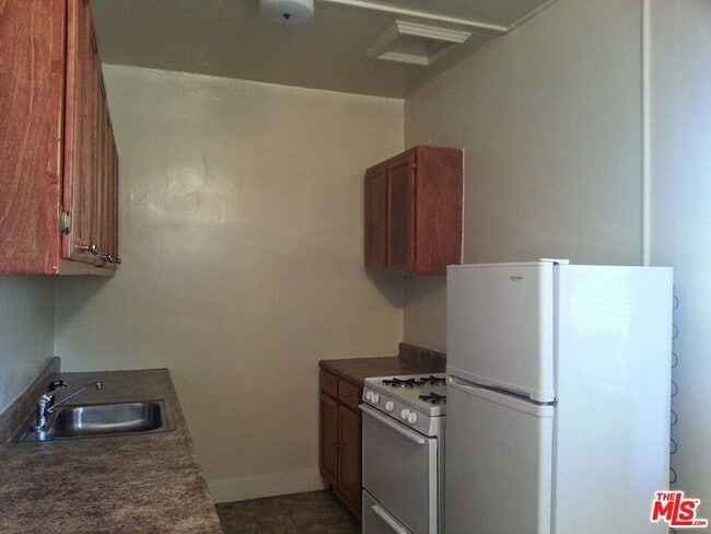 Building Photo - 630 S Kenmore Ave