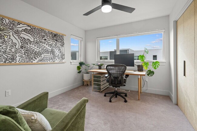 Building Photo - Modern Luxury in this end unit Blondie Condo
