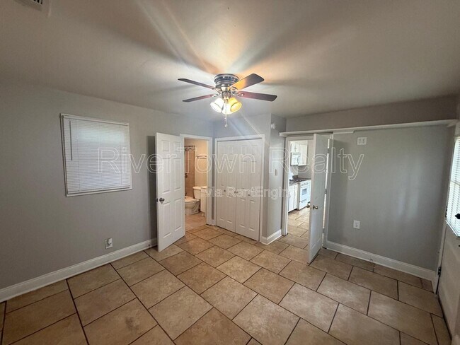 Building Photo - 3633 N Lloyd Cir