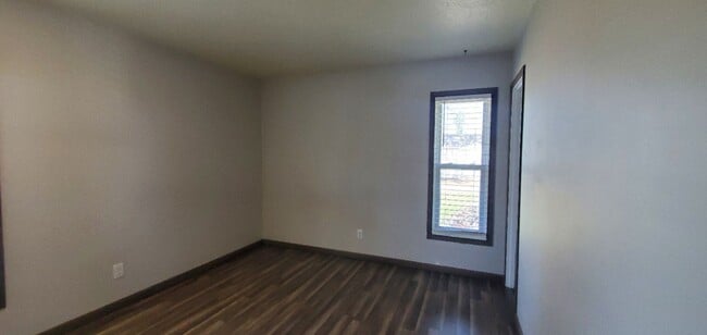 Building Photo - 5 Bedroom Updated Home