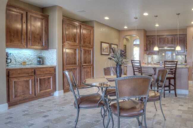 Building Photo - Beautiful former Meritage model home in the heart of Somersett. 4bed/3.5bath/3car 3764sf