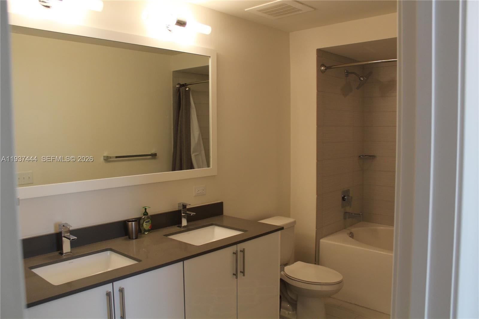 Building Photo - 999 SW 1st Ave