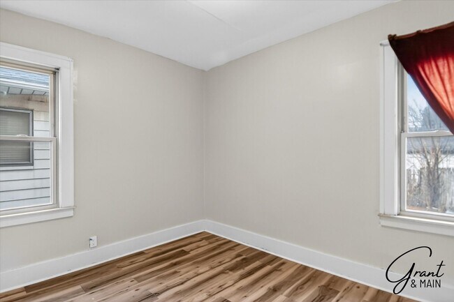 Building Photo - $1550 4 bedrooms