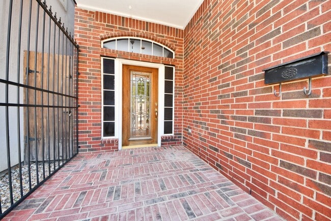 Building Photo - 5346 Hidalgo St
