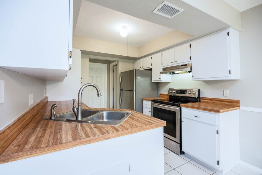 Building Photo - 817 SW 9th Ave