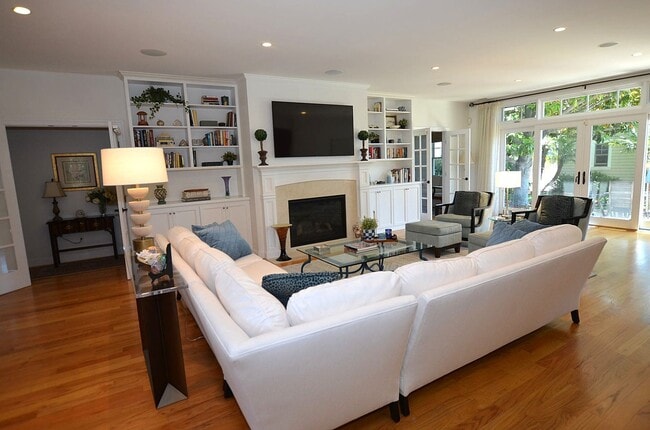 Building Photo - Charming Vacation Home, Furnished 4Bd/3.5Ba Home