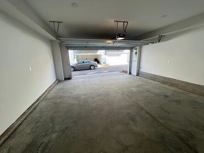 Building Photo - 2027 Tears Ln