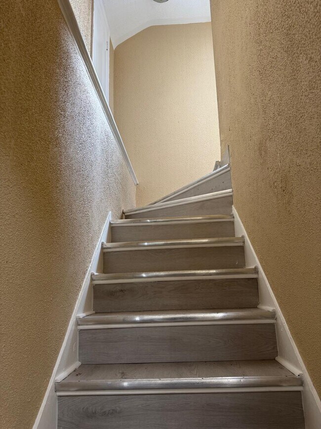 Building Photo - 9400 Lakepointe St