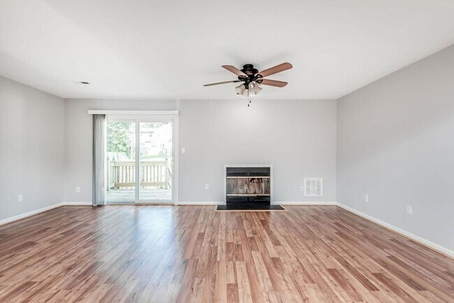 Building Photo - Live Comfortably in Williamsburg! Spacious...