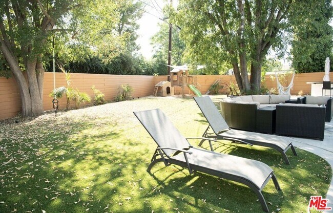 Building Photo - 6329 Jumilla Ave