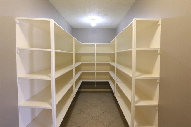 Building Photo - 10811 Burkes Garden Dr