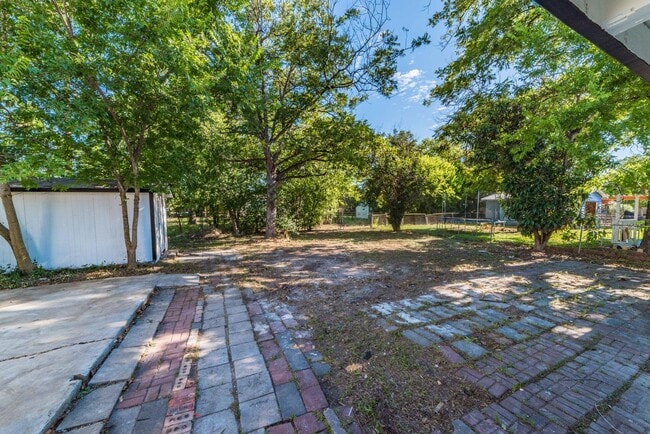 Building Photo - Charming 3-Bedroom