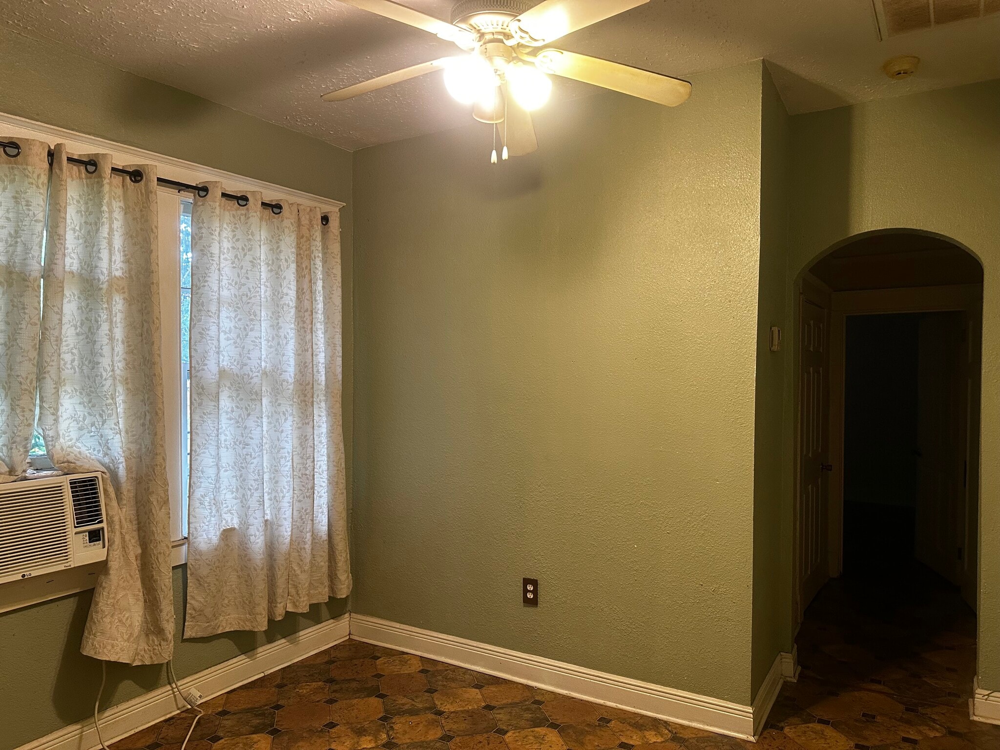Dining room - 2216 S Salcedo St