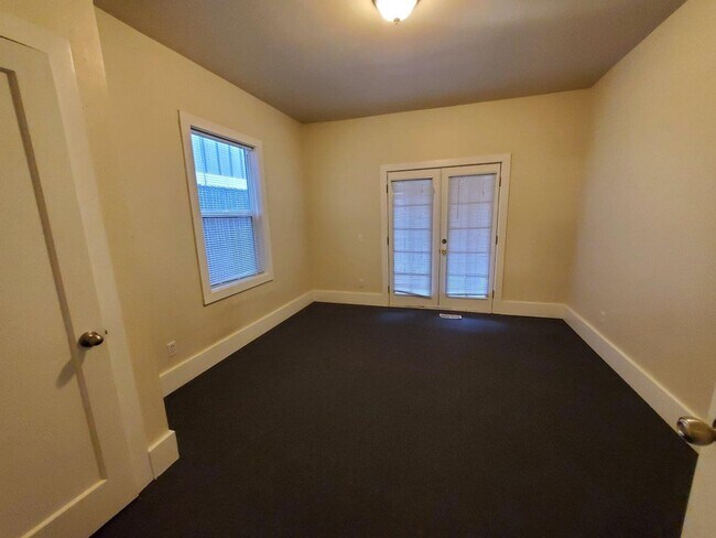 Building Photo - 7 Bed/2 Bath Unit in a Nice Duplex near UW Campus