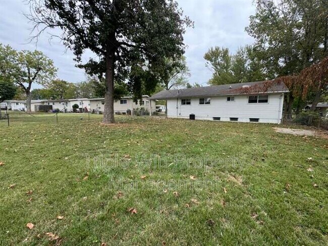 Building Photo - 220 Falcon Dr