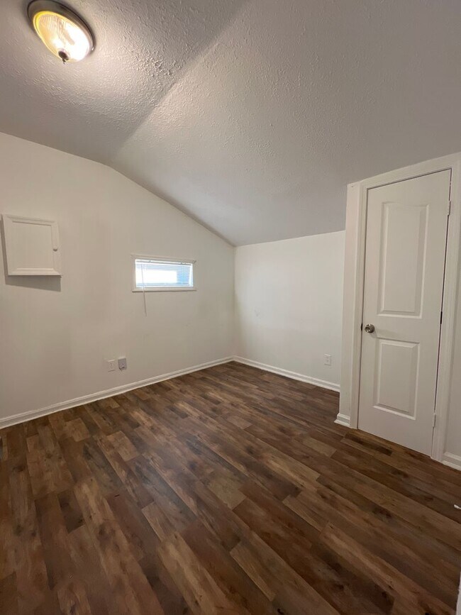 Building Photo - ONE BEDROOM, ONE BATH CUTE HOUSE IN PORTLAND!
