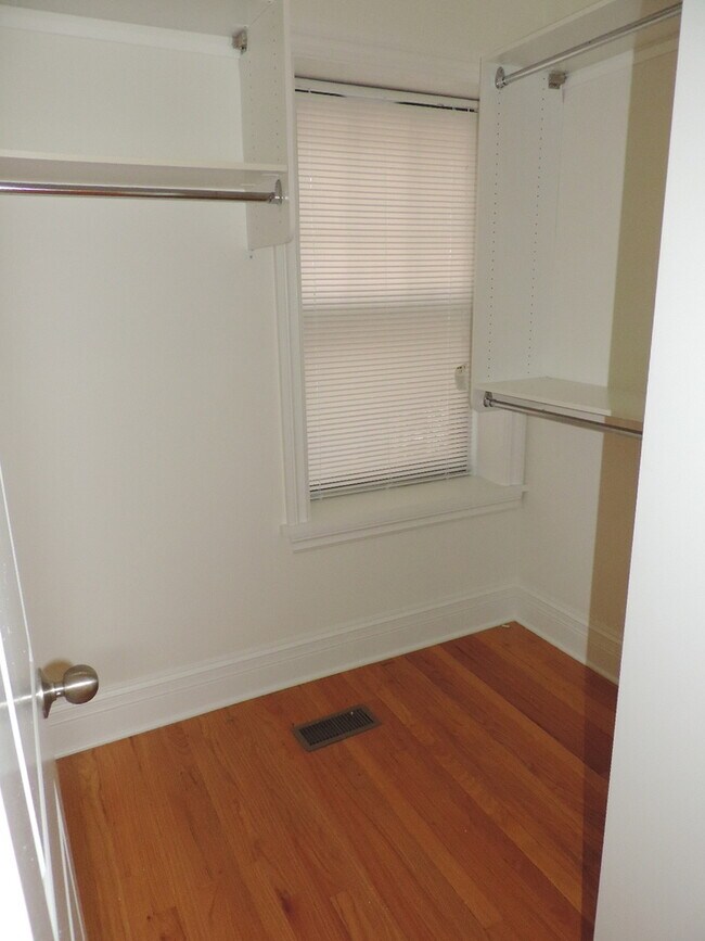 Building Photo - 836 Judson Ave