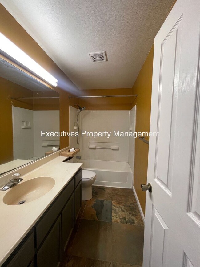 Building Photo - 1308 Fairway Dr