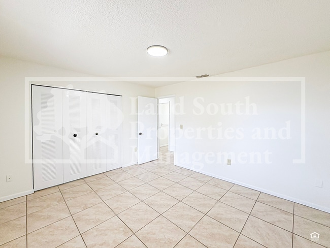 Building Photo - 5816 Charlton Dr