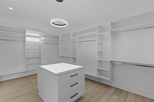 Building Photo - 555 Versailles Dr