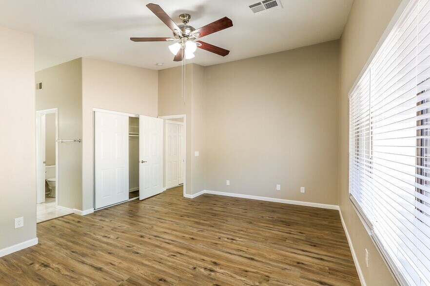 Building Photo - 2832 N 90th Ave