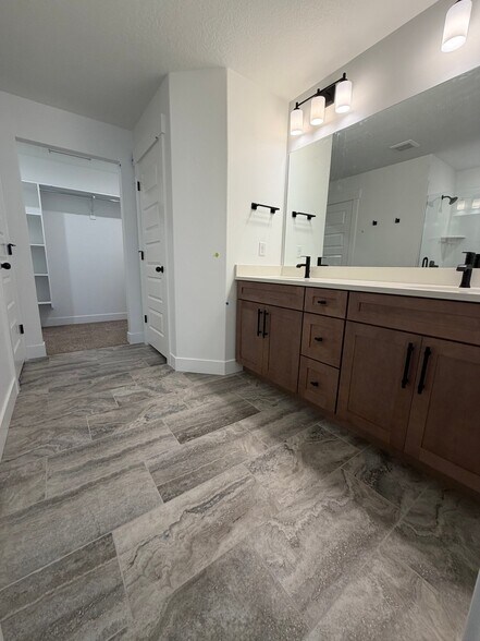 Building Photo - 4391 Templar Dr