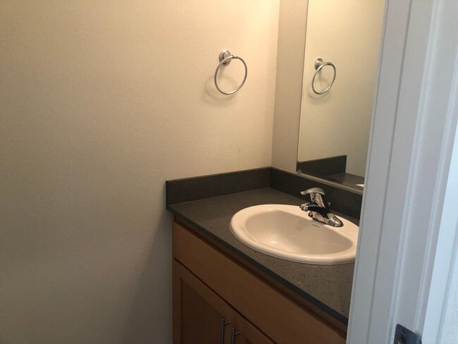 Building Photo - Newer 3 bedroom, 2.5 bath duplex in desirable neighborhood! MOVE IN SPECIAL!