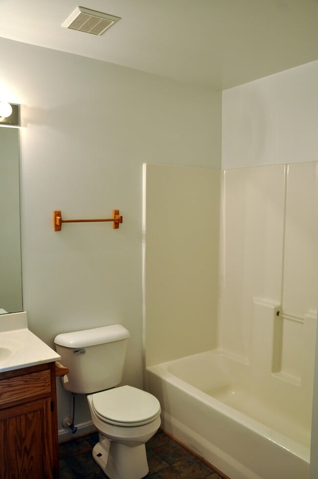 Building Photo - 3 Bedroom/2 Bath Rambler in Culpeper