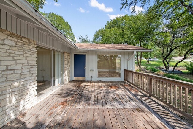 Building Photo - Available Now: Charming 3 Bed / 2 Bath in Rollingwood - Zoned to Eanes ISD - Large Yard