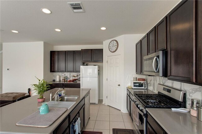 Building Photo - 9109 Garnet Dr