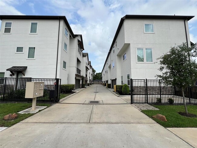 Building Photo - 1224 Upton St