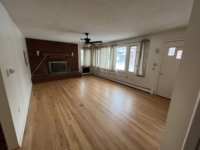 Building Photo - Spacious 3 Bedroom Home Available Septembe...