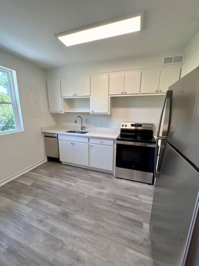 Building Photo - Renovated Three Bedrooms Condo in South Windermere- 6 mins from MUSC!