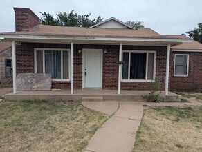 Building Photo - Spacious Updated 3 Bedroom Home
