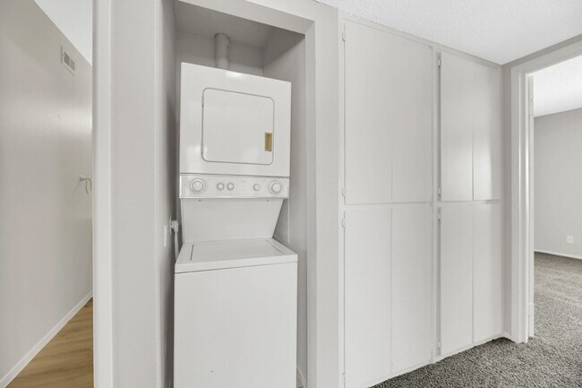 Building Photo - Cute 2 bedroom condo