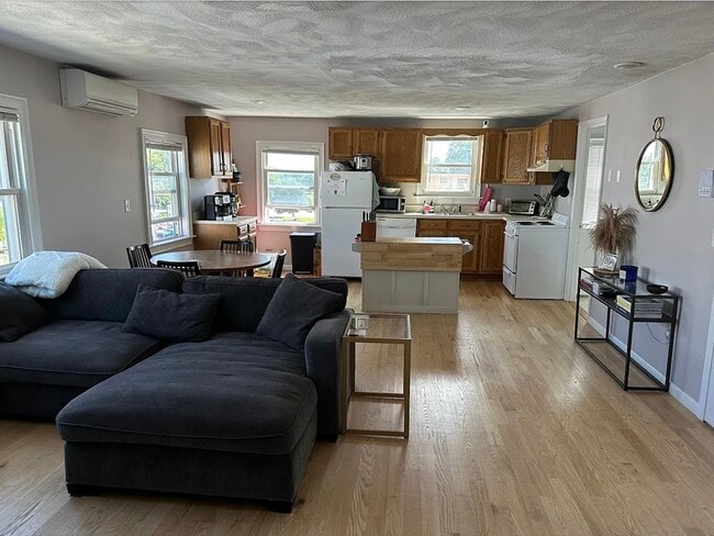 Building Photo - 314 E 8th St