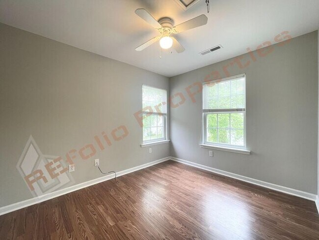 Building Photo - Beautiful 3 Bedroom 1 Car-Garage Home loca...
