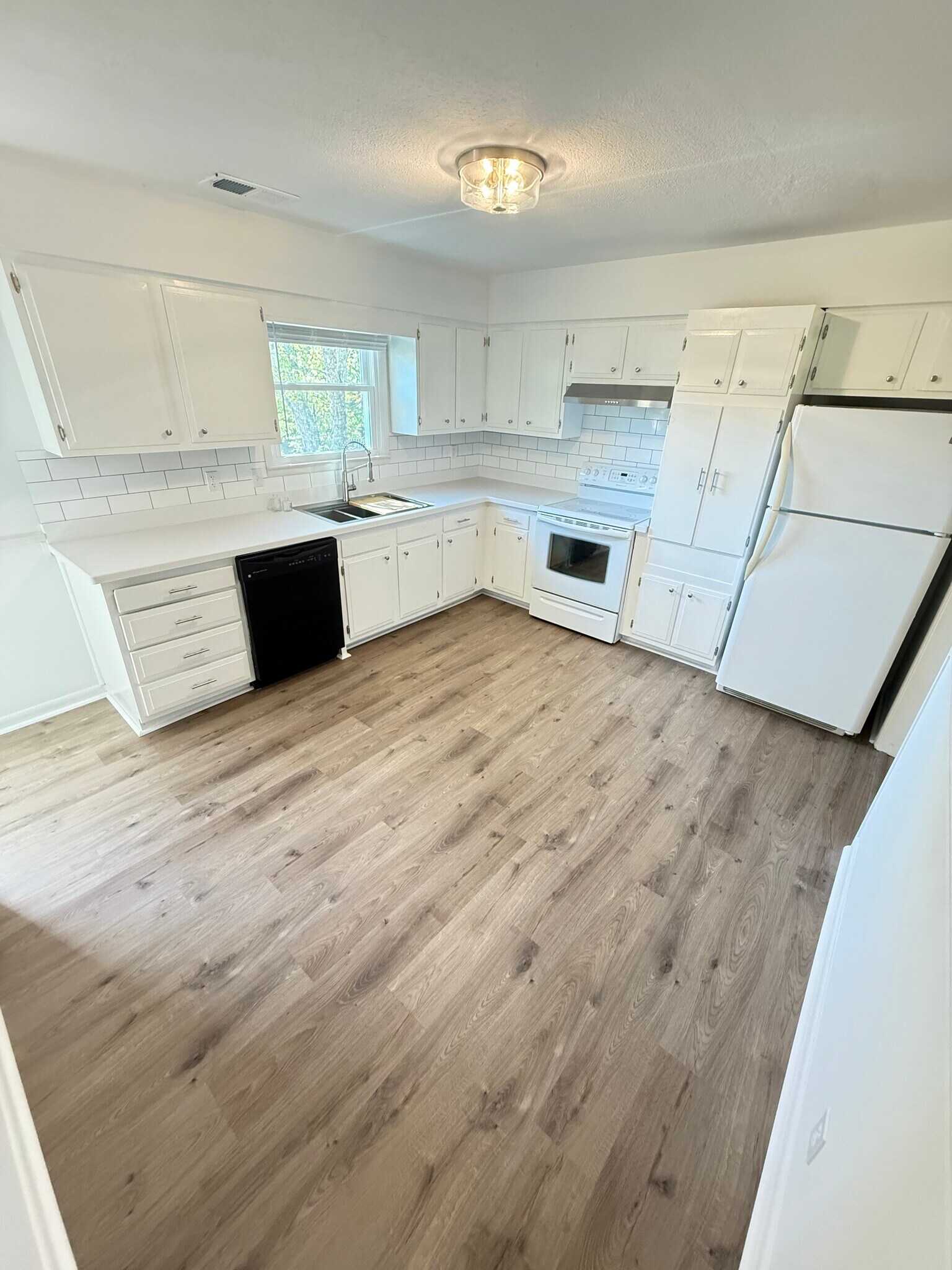 Building Photo - 214 Rosehill Dr