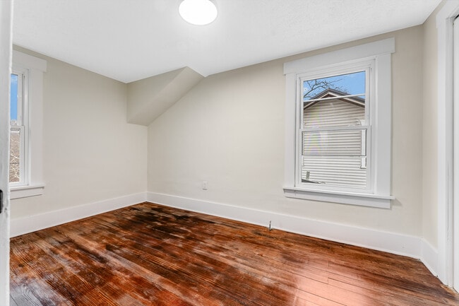 Building Photo - 911 Montrose Ave