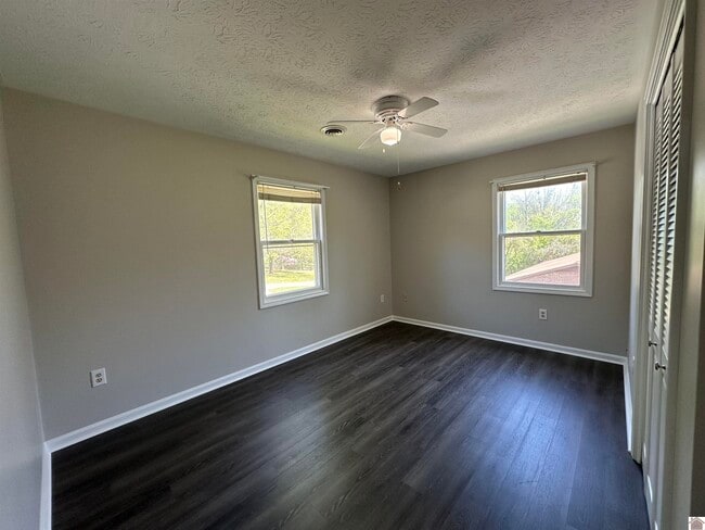 Building Photo - 210 Walnut Dr