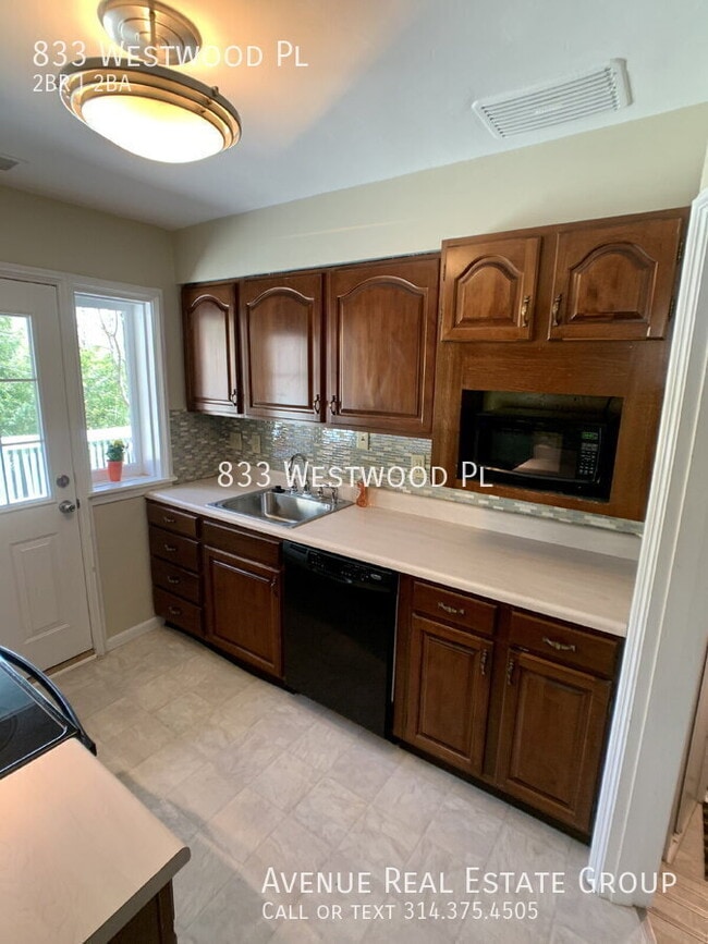 Building Photo - 833 Westwood Pl