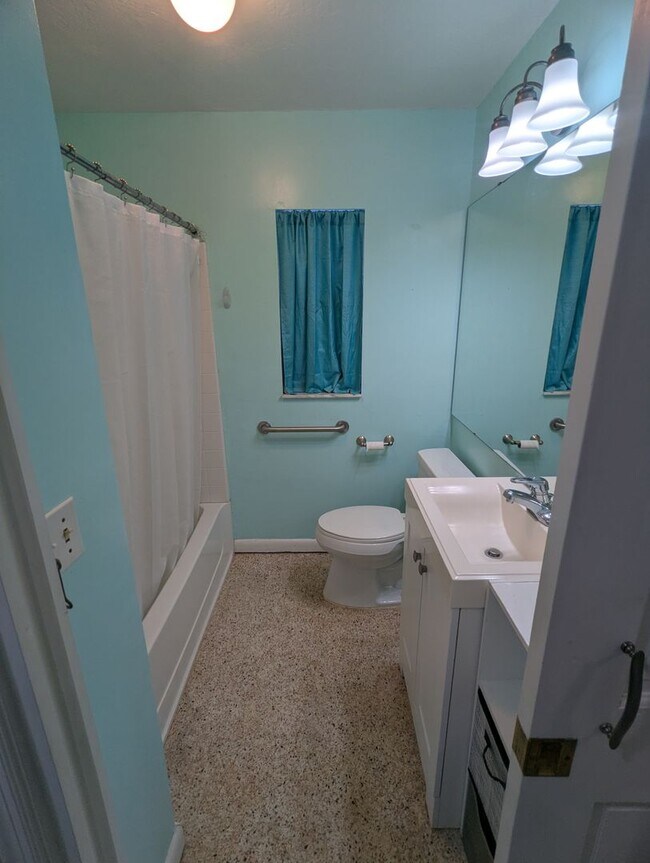 Building Photo - For Rent: 4 Bedroom, 3  Bathroom, Office/Den, Sunroom/Florida room, Large Shed, Huge backyard