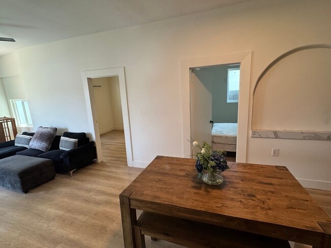 Building Photo - 1 MONTH FREE! 4 Bed 2 Bath in Echo Park with Back Patio
