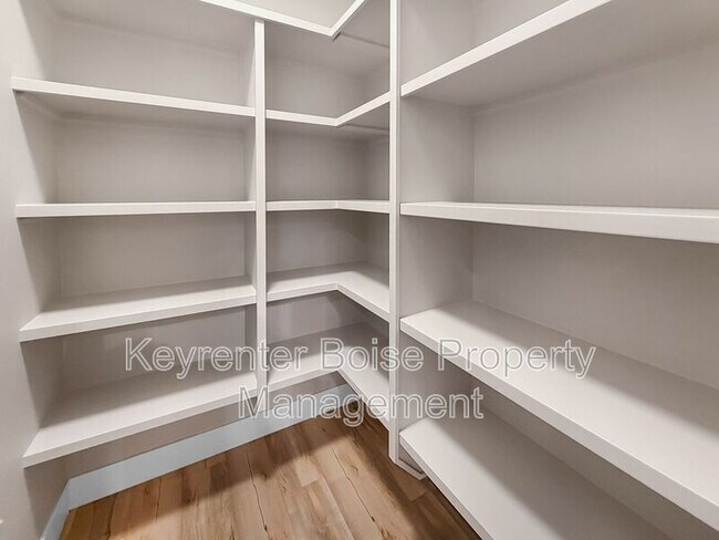 Building Photo - 6234 N Holly Spgs Ln